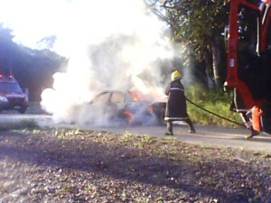 Incendio toma conta de automovel em plena via do balneario Mariluz - FOTO Jorge Oscar Bley