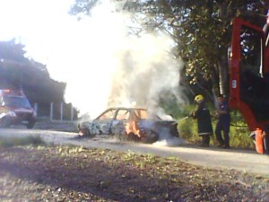 Incendio toma conta de automovel em plena via do balneario Mariluz - FOTO Jorge Oscar Bley