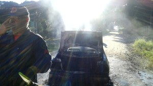 Incêndio toma conta de automóvel em plena via do balneário Mariluz - FOTO Julio César de Souza