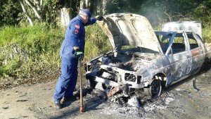Incêndio toma conta de automóvel em plena via do balneário Mariluz - FOTO Julio César de Souza