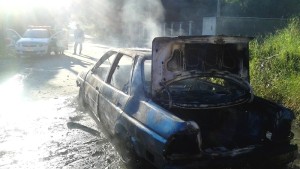 Incêndio toma conta de automóvel em plena via do balneário Mariluz - FOTO Julio César de Souza