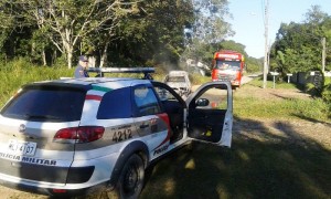 Incêndio toma conta de automóvel em plena via do balneário Mariluz - FOTO Julio César de Souza