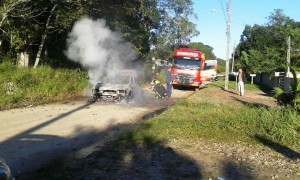 Incêndio toma conta de automóvel em plena via do balneário Mariluz - FOTO Julio César de Souza