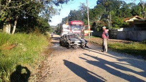 Incêndio toma conta de automóvel em plena via do balneário Mariluz - FOTO Julio César de Souza