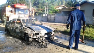 Incêndio toma conta de automóvel em plena via do balneário Mariluz - FOTO Julio César de Souza