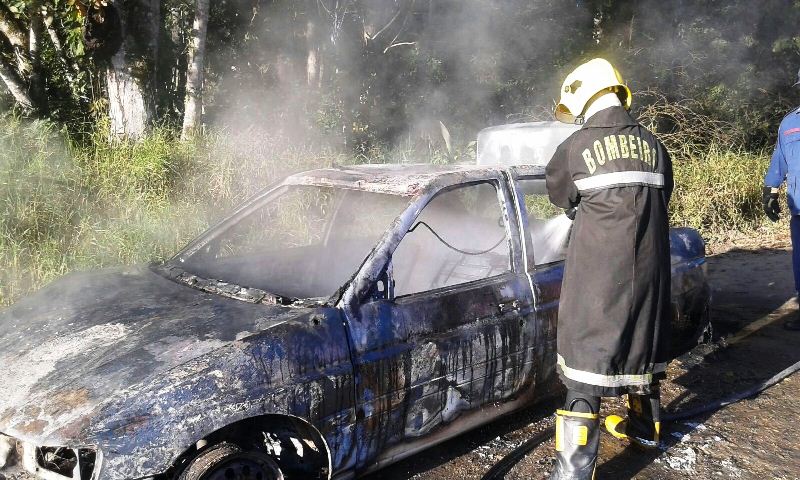 Incêndio toma conta de automóvel em plena via do balneário Mariluz - FOTO Julio César de Souza