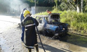 Incêndio toma conta de automóvel em plena via do balneário Mariluz - FOTO Julio César de Souza