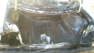 Incêndio toma conta de automóvel em plena via do balneário Mariluz - FOTO Julio César de Souza