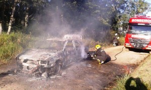 Incêndio toma conta de automóvel em plena via do balneário Mariluz - FOTO Julio César de Souza