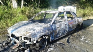 Incêndio toma conta de automóvel em plena via do balneário Mariluz - FOTO Julio César de Souza
