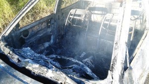 Incêndio toma conta de automóvel em plena via do balneário Mariluz - FOTO Julio César de Souza