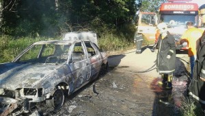 Incêndio toma conta de automóvel em plena via do balneário Mariluz - FOTO Julio César de Souza