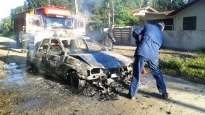 Incêndio toma conta de automóvel em plena via do balneário Mariluz - FOTO Julio César de Souza