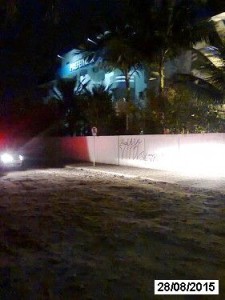 Jovens picham o muro da Prefeitura de Itapoá e são abordados pela PM