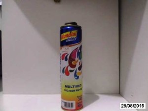 Jovens picham o muro da Prefeitura de Itapoá e são abordados pela PM