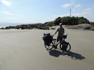 Passagem do aventureiro Julien (francês) em Itapoá 016