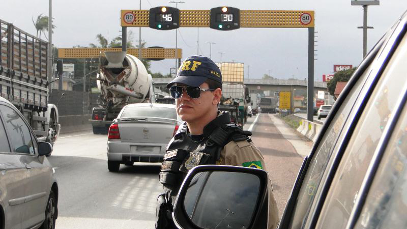 Radares fixos da BR 101 flagram menos motoristas infratores do que o esperado