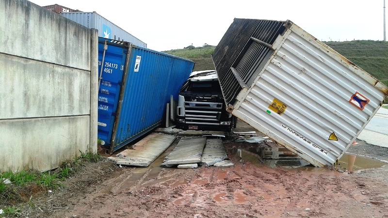 Tempestade na madrugada causa acidente com contêineres