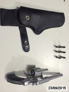 PM atende a ocorrência de porte ilegal de arma de fogo após disparos em um bar