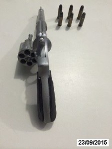 PM atende a ocorrência de porte ilegal de arma de fogo após disparos em um bar