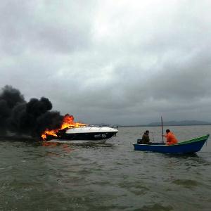 Embarcação pega fogo na Baía da Babitonga após explosão em motor
