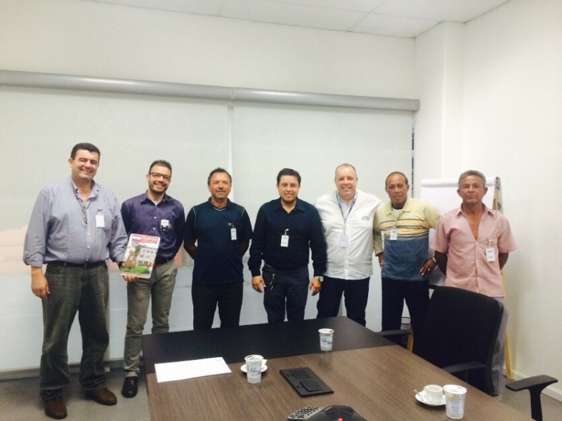 Empresa de logística itapoaense doa contêineres refrigerados aos pescadores locais