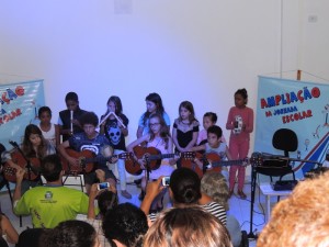 Alunos do projeto Ampliação demonstram talento em Mostra de Música