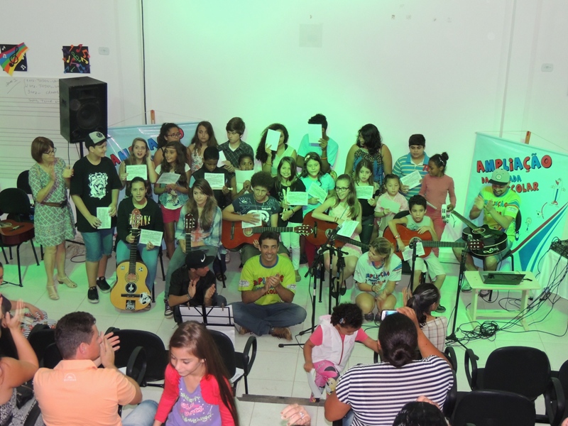 Alunos do projeto Ampliação demonstram talento em Mostra de Música