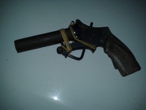 Assaltante de pescador é abordado pela PM com arma de brinquedo (simulacro)