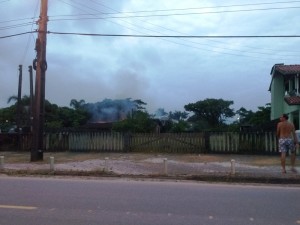 Residência da avenida Beira Mar III parcialmente destruída por incêndio