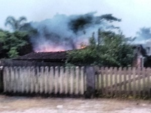 Residência da avenida Beira Mar III parcialmente destruída por incêndio