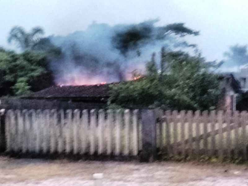 Residência da avenida Beira Mar III parcialmente destruída por incêndio