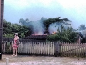 Residência da avenida Beira Mar III parcialmente destruída por incêndio
