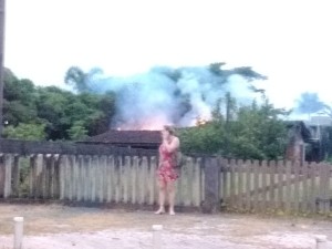 Residência da avenida Beira Mar III parcialmente destruída por incêndio