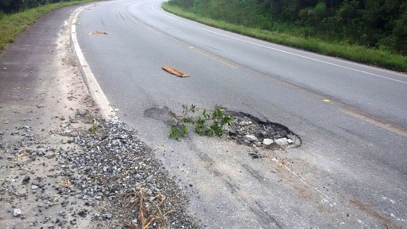 Buraco na SC-416 causa acidentes e prejuízos no retorno das festas
