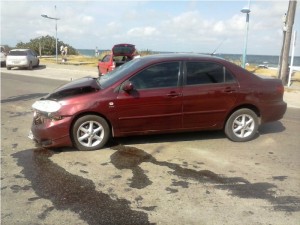 Carro e moto colidem em movimentada esquina de Itapema do Norte 1