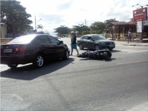 Carro e moto colidem em movimentada esquina de Itapema do Norte 2