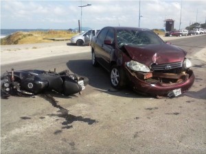 Carro e moto colidem em movimentada esquina de Itapema do Norte 3