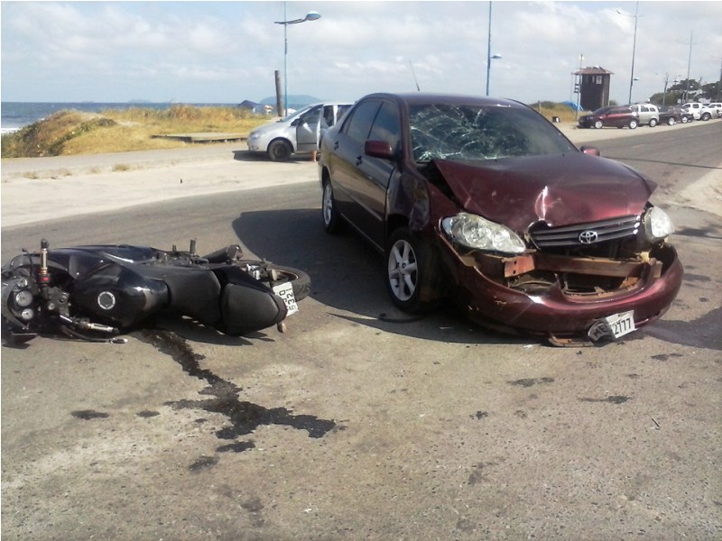 Carro e moto colidem em movimentada esquina de Itapema do Norte 3