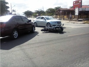 Carro e moto colidem em movimentada esquina de Itapema do Norte 4