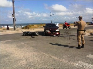 Carro e moto colidem em movimentada esquina de Itapema do Norte 5