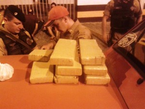 PM apreende drogas no posto rodoviario de Coroados, em Guaratuba (PR) 03