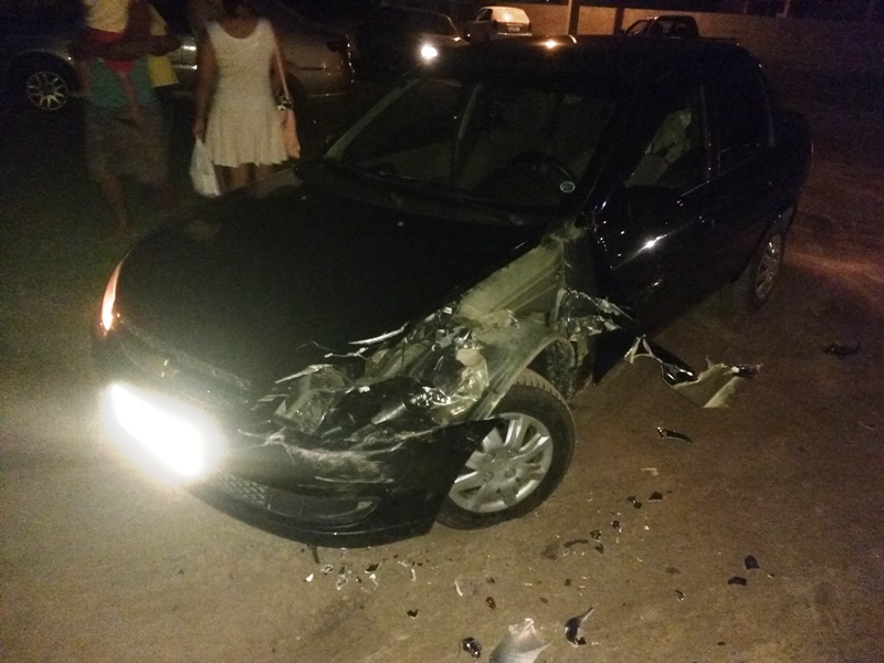 Carro e caminhao de lixo colidem na Rua 1.000, proximo a Celesc 02