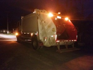 Carro e caminhao de lixo colidem na Rua 1.000, proximo a Celesc 03