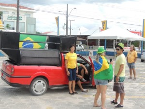 Dezenas de itapoaenses se reuniram em manifestacao neste domingo, 13-03 - 01