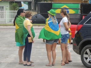 Dezenas de itapoaenses se reuniram em manifestacao neste domingo, 13-03 - 02