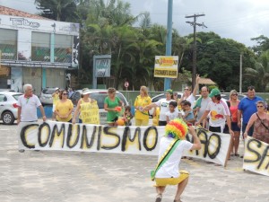 Dezenas de itapoaenses se reuniram em manifestacao neste domingo, 13-03 - 03