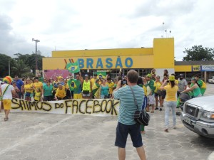 Dezenas de itapoaenses se reuniram em manifestacao neste domingo, 13-03 - 04