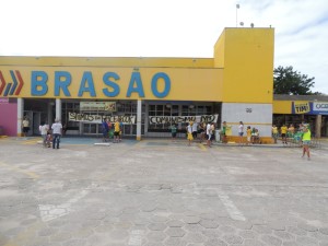 Dezenas de itapoaenses se reuniram em manifestacao neste domingo, 13-03 - 05