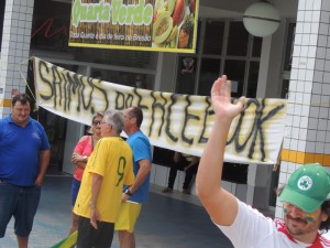 Dezenas de itapoaenses se reuniram em manifestacao neste domingo, 13-03 - 06